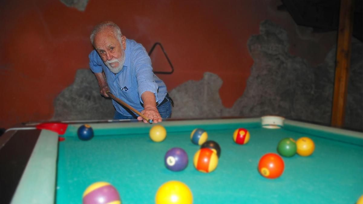 Gonzalo Suárez, jugando al billar en su casa de Llanes tras enterarse de que recibirá el Goya de Honor.