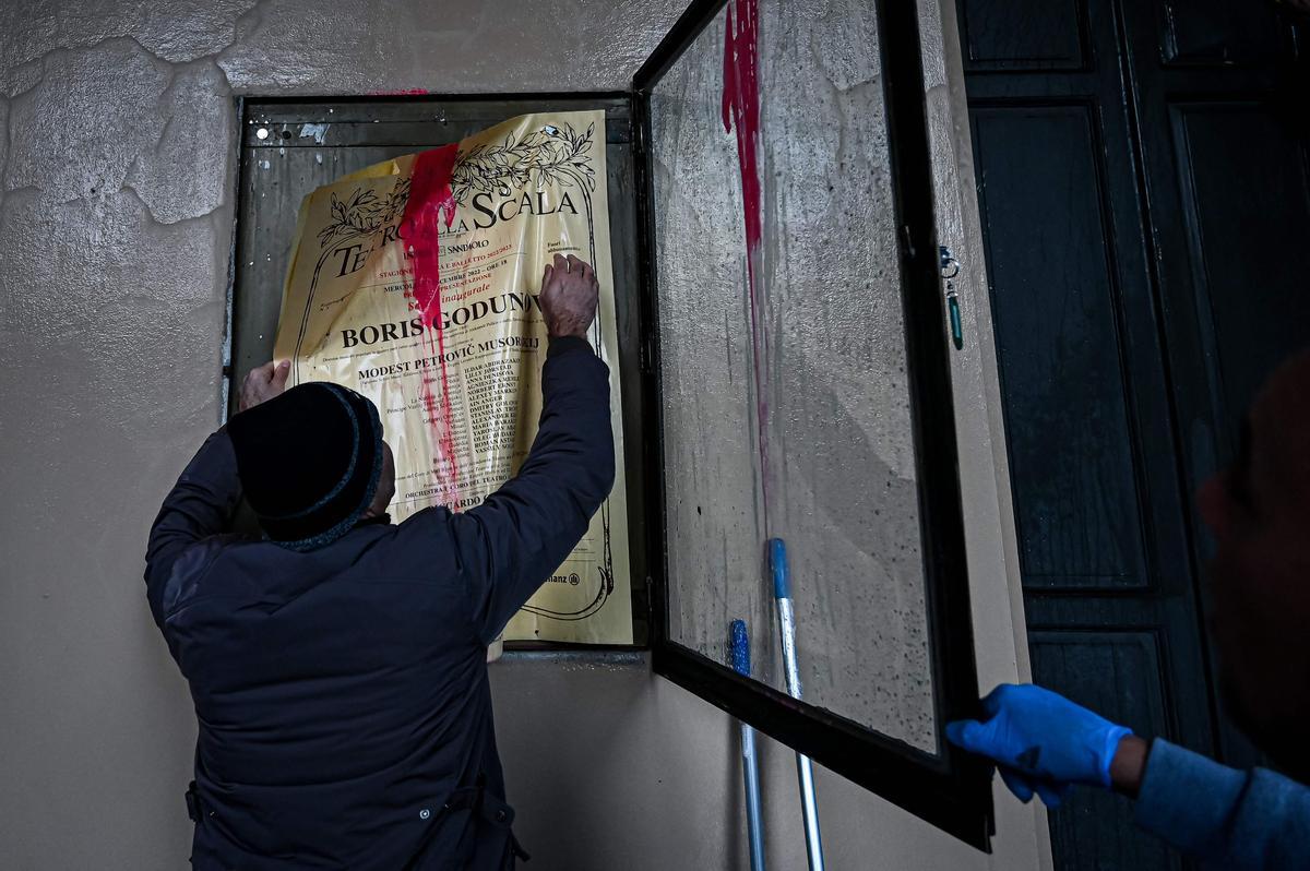 Ecologistas lanzan pintura contra la fachada de La Scala de Milán