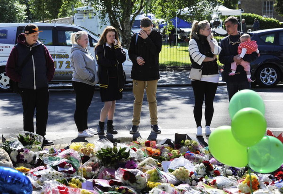 Diverses persones, al lloc on dos homes van matar a punyalades un soldat a Londres, aquest dijous.