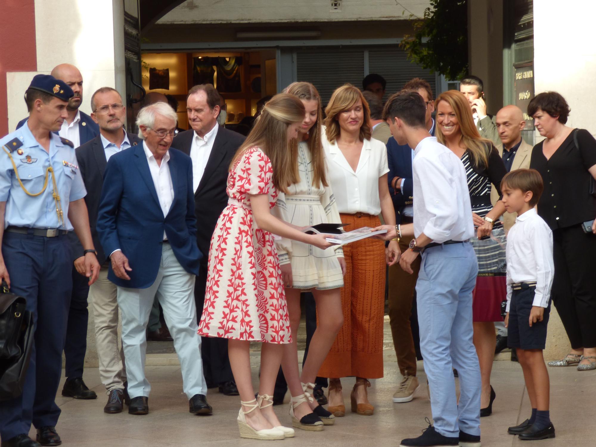 La princesa Elionor i la infanta Sofia rebudes a Figueres amb manifestants favorables i contraris