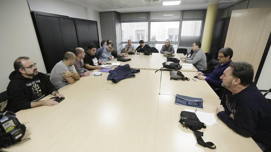 Los trabajadores y la dirección de la EMT, ayer en el Tamib.