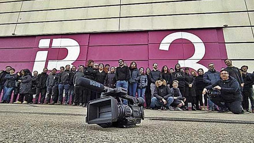 Los trabajadores de IB3 ayer, de negro, en las instalaciones del ente público.