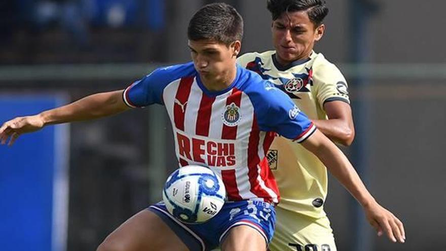 Héctor González protege un balón durante un encuentro con las categorías inferiores del Chivas.