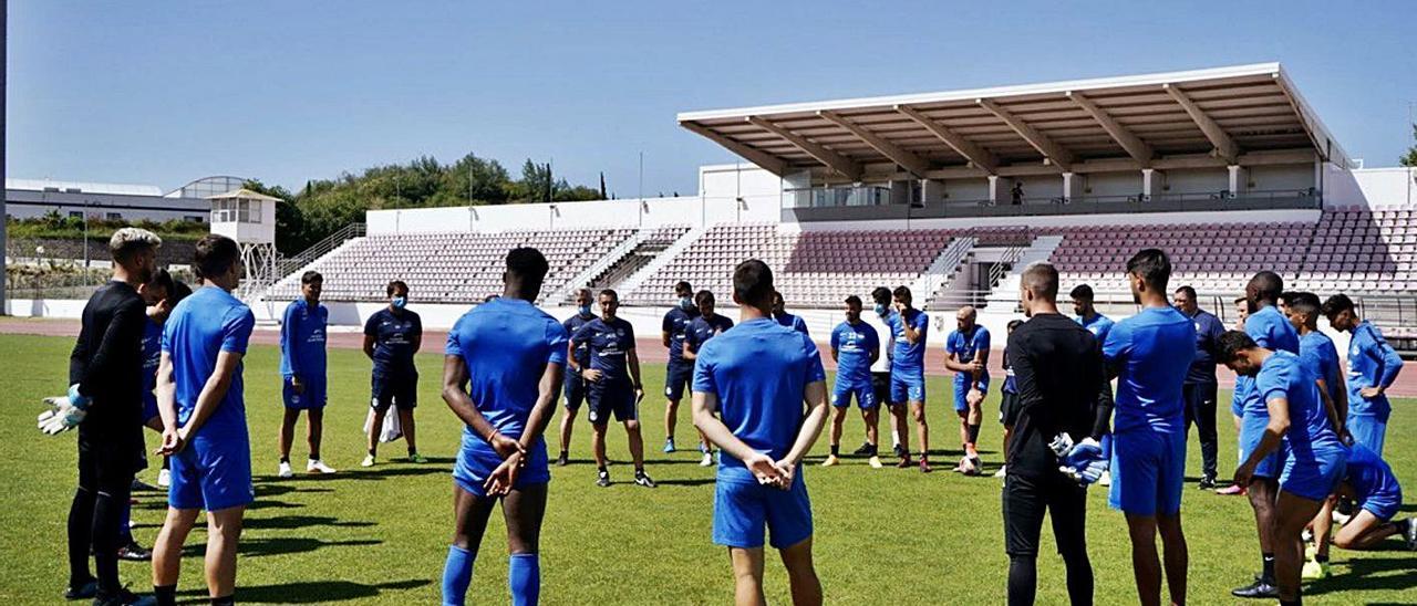 Una de las charlas de Juan Carlos Carcedo a sus futbolistas en el ‘stage’ de Elvas. | UD IBIZA