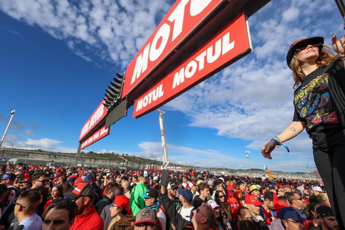 Miles de aficionados invadieron la pista al final para ver el podio de MotoGP