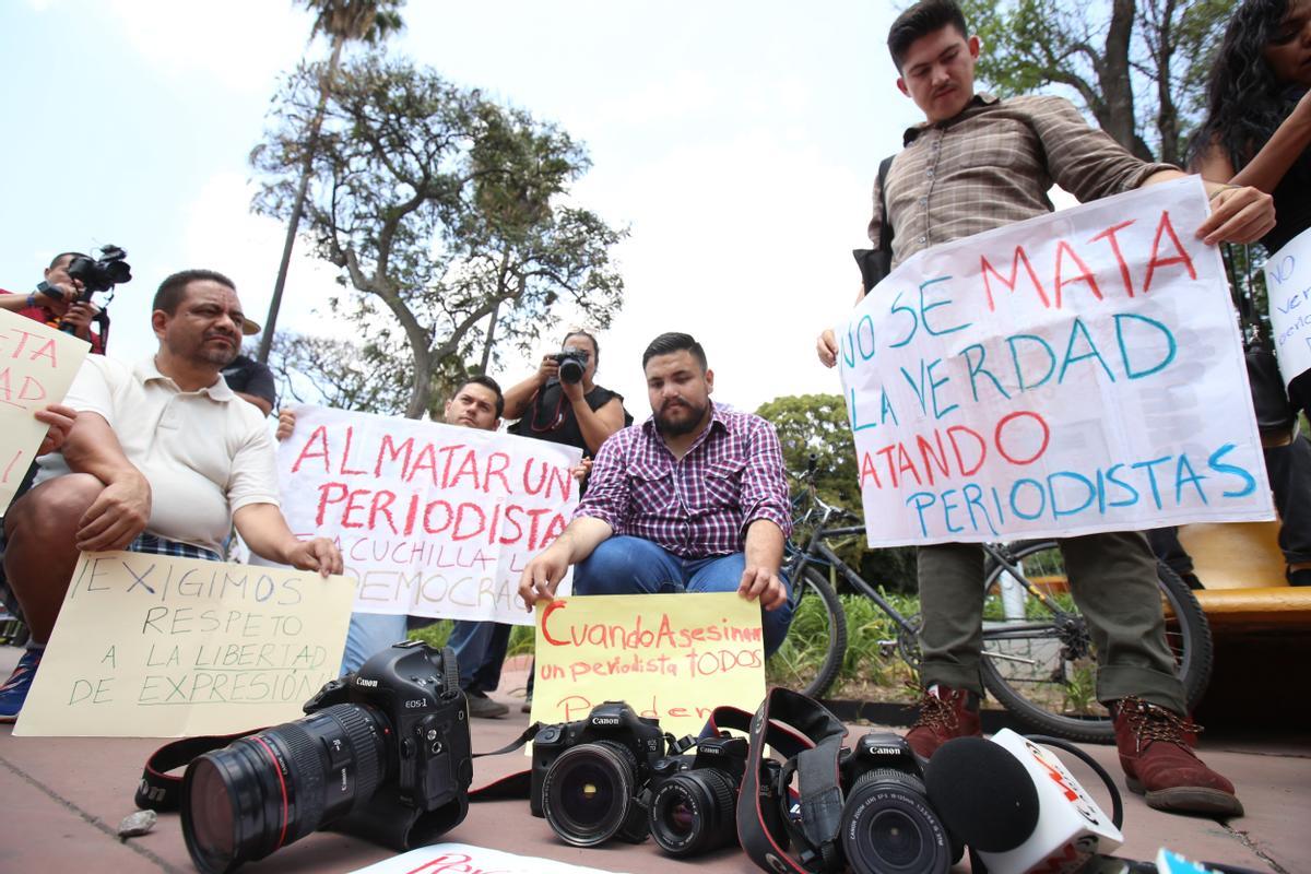 Otra protesta de periodistas mexicanos, en este caso en Guadalajara en 2017 y por el asesinato de tres de sus compañeros, entre los que se encontraba Miroslava Breach.