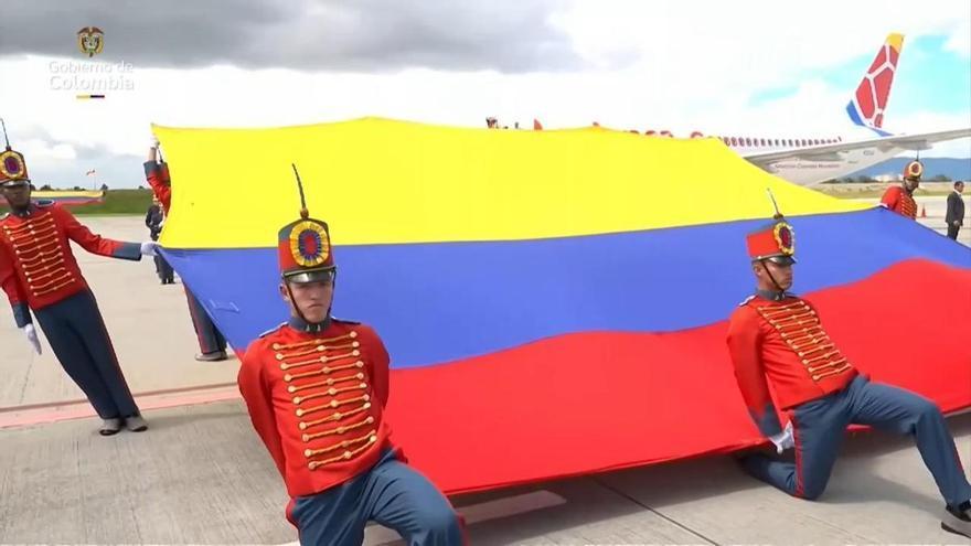 La selección colombiana de fútbol recibe la bandera el país antes de su viaje al Mundial