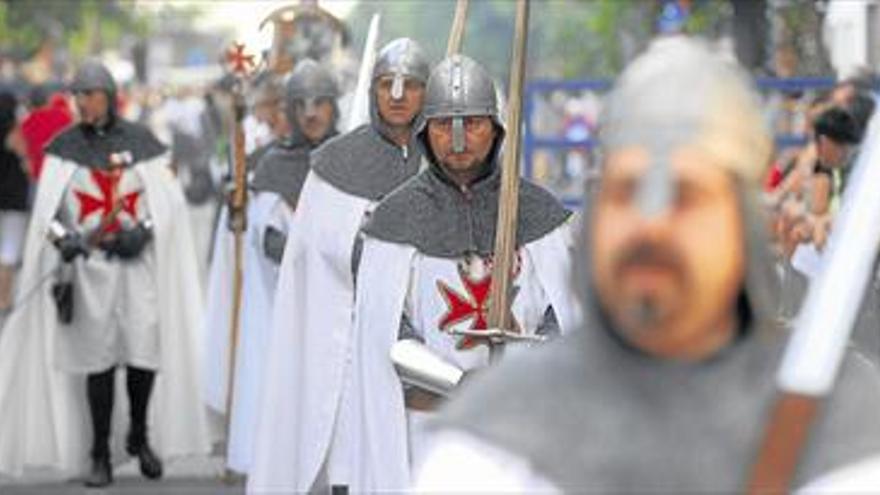 Castellón estrena desfile medieval con templarios, gaiatas y danses