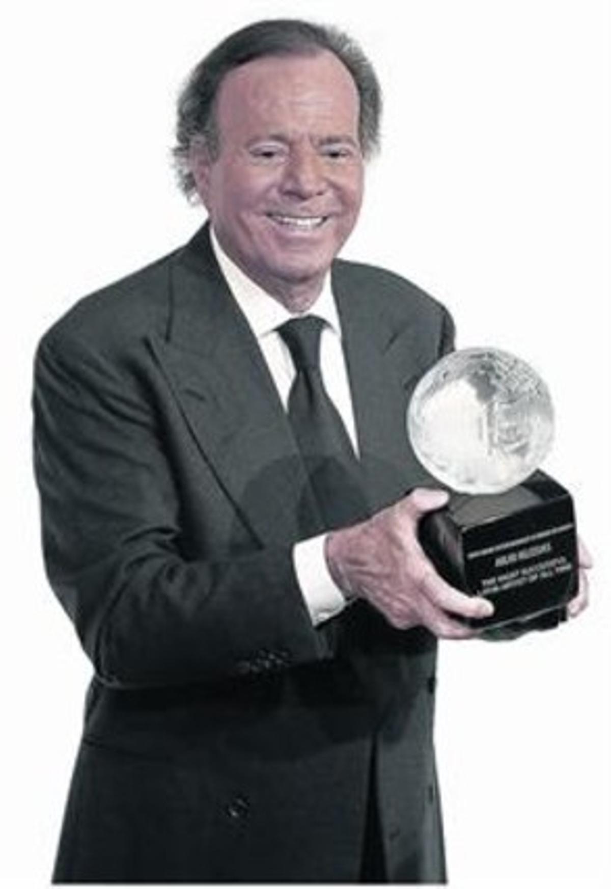 Julio Iglesias llueix el premi que va rebre de Sony, ahir a Londres