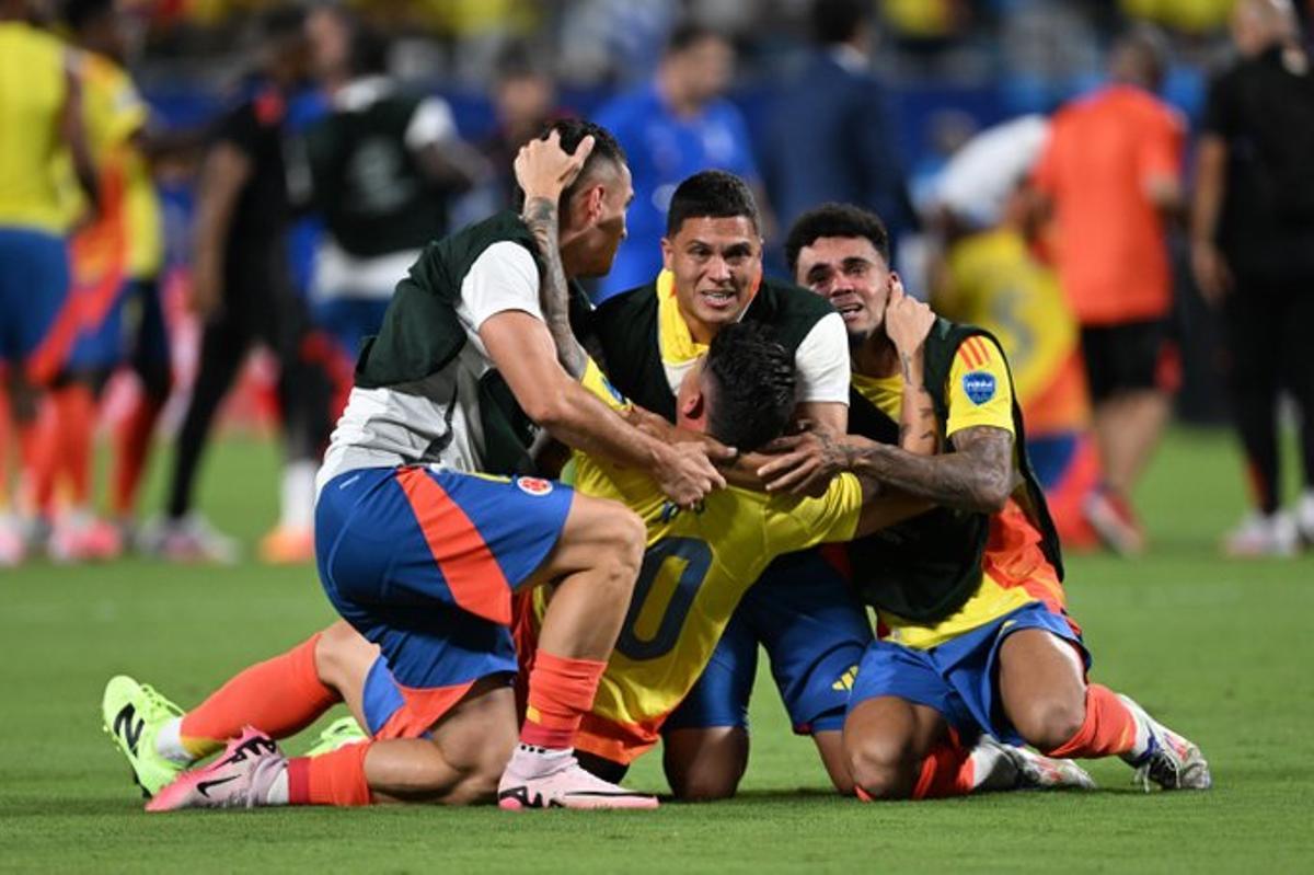Las lágrimas de Borré, Juanfer y Lucho Díaz abrazando a James Rodríguez tras avanzar a la final de la Copa América.