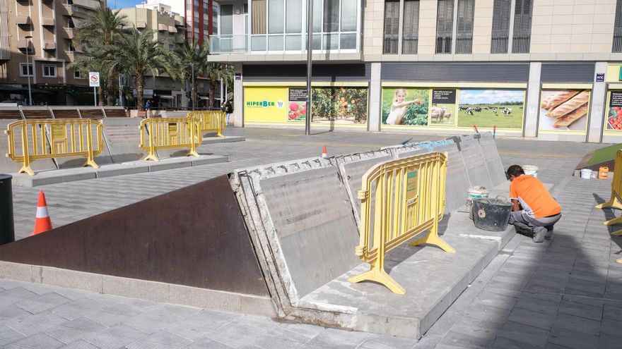 Restauran bancos y zonas infantiles en la plaza del Centro de Congresos de Elche