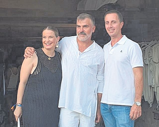 Marga Prohens y Llorenç Galmés junto al diseñador.