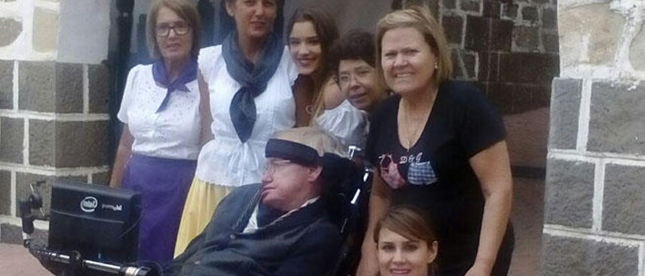 Hawking con algunas admiradoras en Tejeda.