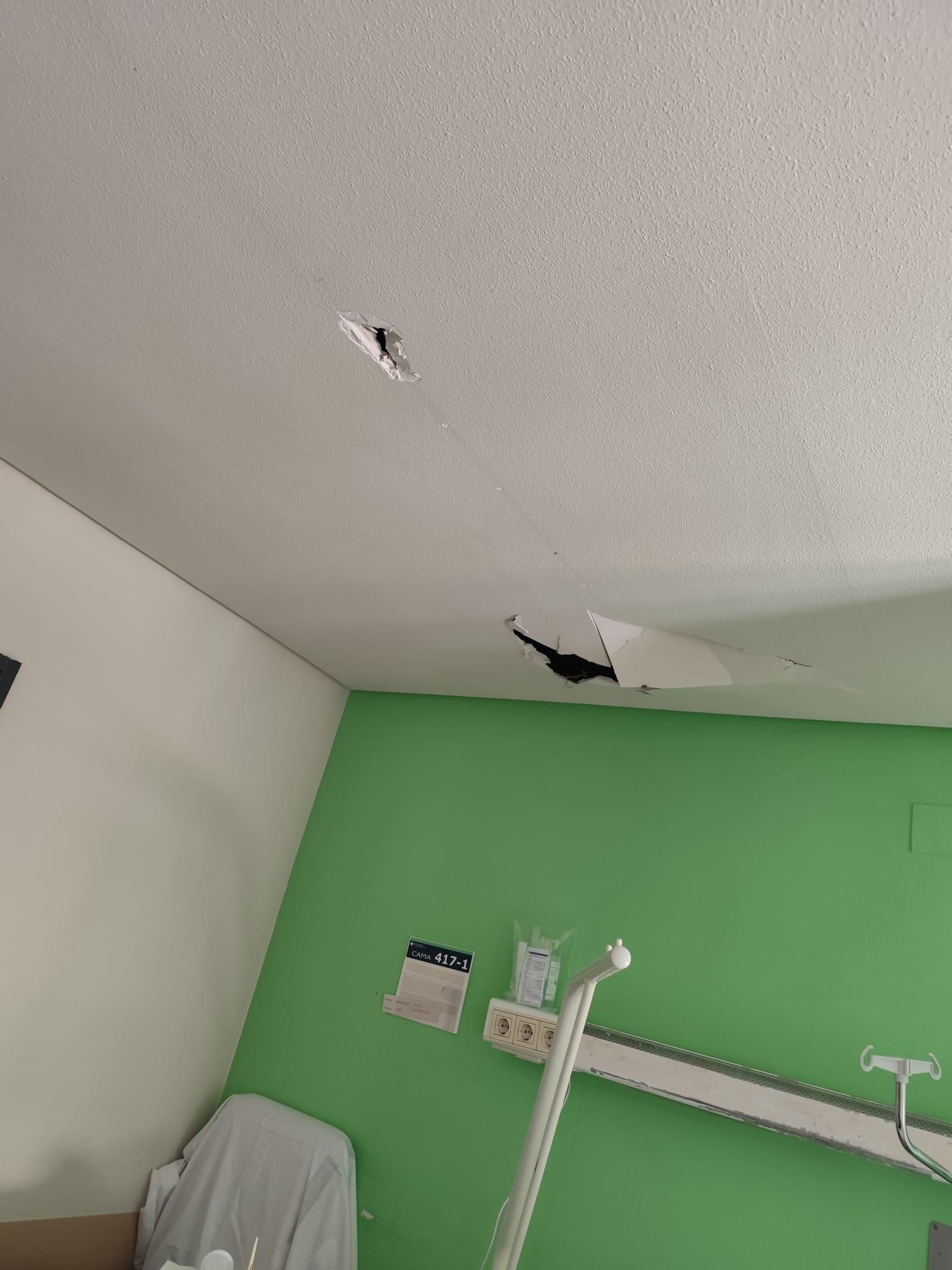 Cae el techo de escayola de una habitación del Hospital de Alicante