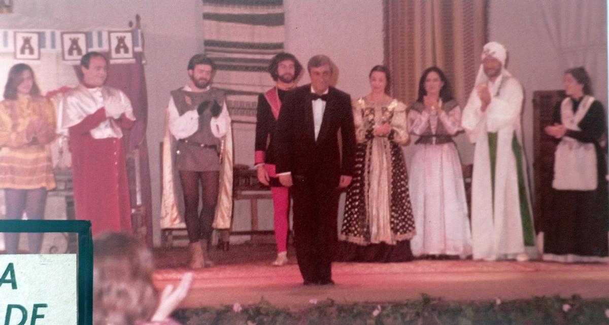 El dramaturgo malagueño saluda en el escenario del Teatro Alameda tras el estreno mundial de su obra ‘Amor para un espejo’, en 1982.