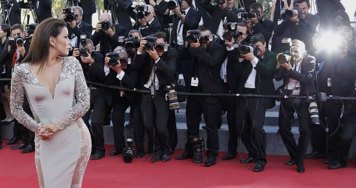 Eva Longoria posa en la alfombra roja de Cannes.