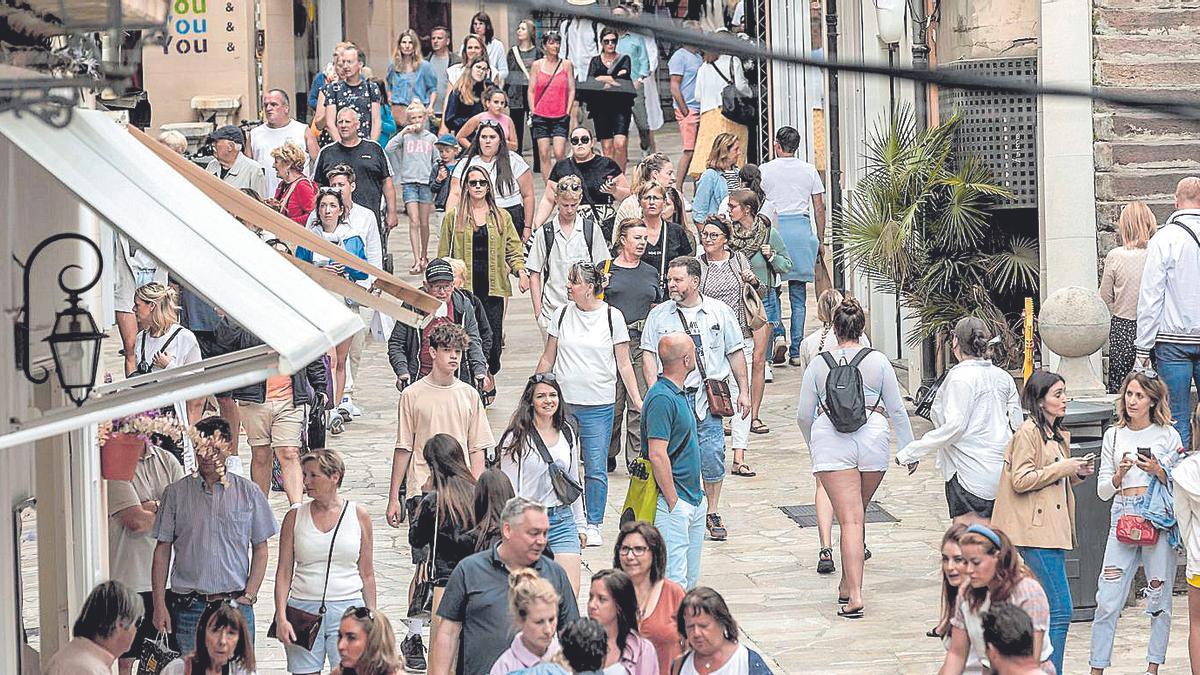 Gent passejant a la Costa de Sant Domingo de Palma.