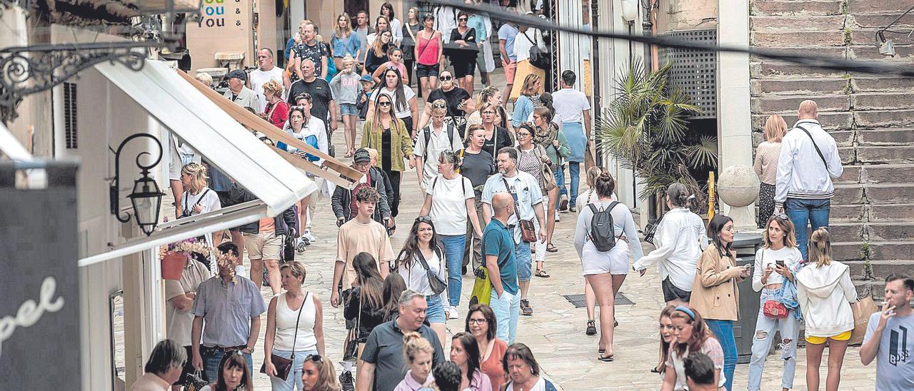 Ciudadanos de Baleares y turistas paseando por las calles del centro de Palma.