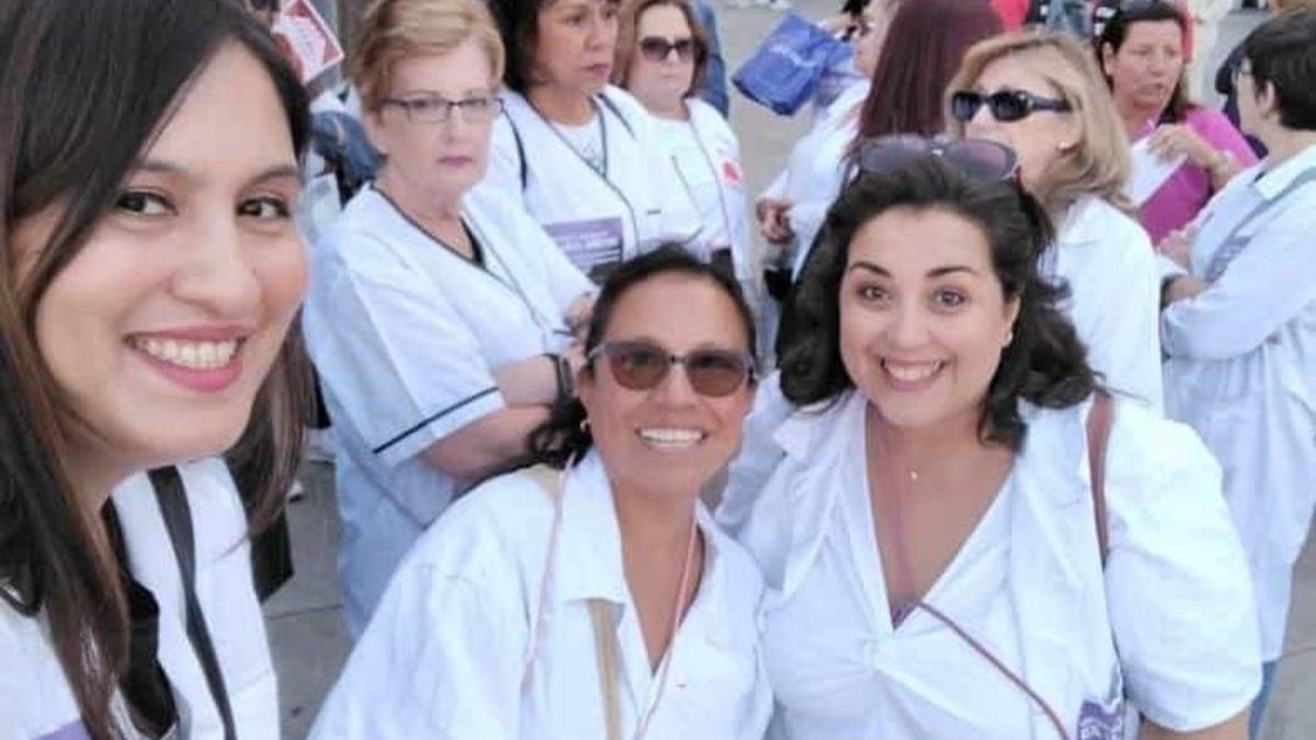 Judit (izquierda) e Isabel (derecha), junto con varias compañeras sociosanitarias.