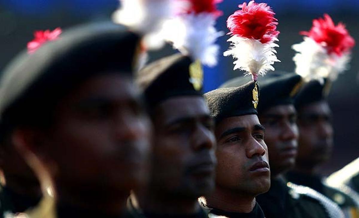 Un grup de soldats formen files en la celebració del 55 aniversari de l’Exèrcit del Cos de Blindats de Sri Lanka a Colombo.
