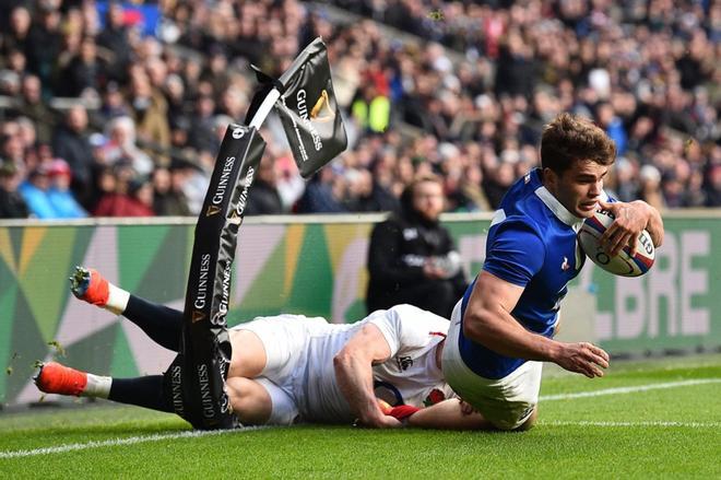 El ala de Inglaterra Chris Ashton no logra detener al ala de Francia Damian Penaud anotando este, el primer intento de su equipo durante el partido internacional de rugby Six Nations entre Inglaterra y Francia en el estadio Twickenham.