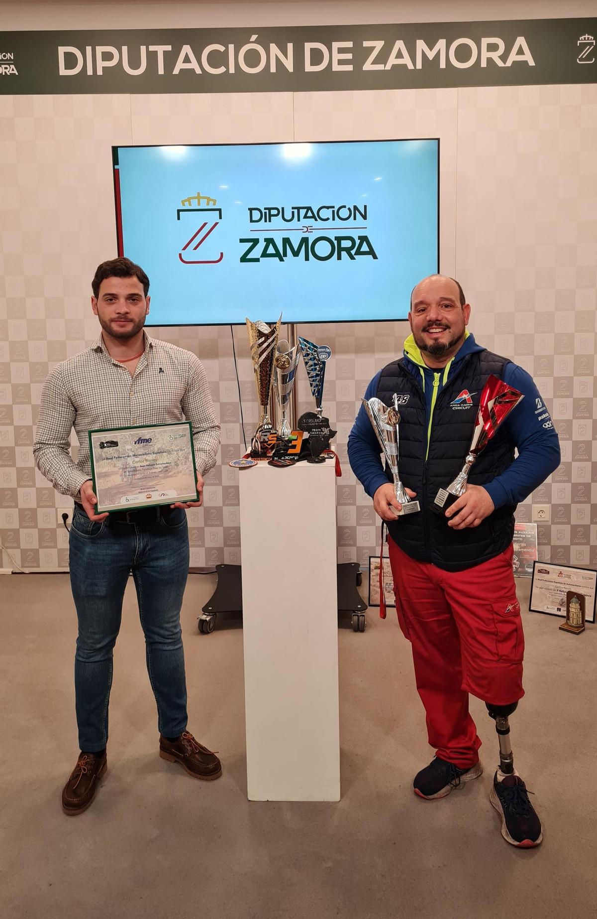 Juan del Canto posa junto a Carlos Blanco