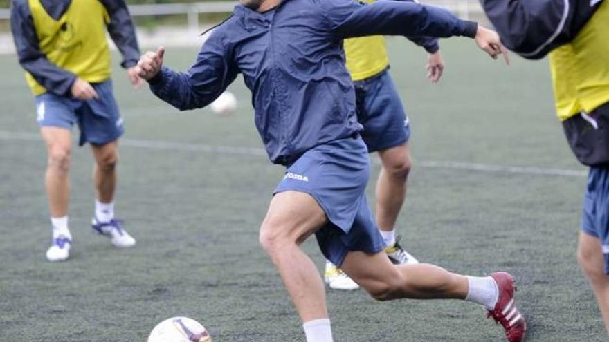 Jorge Cano controla el balón durante un entrenamiento del Montañeros. / fran martínez