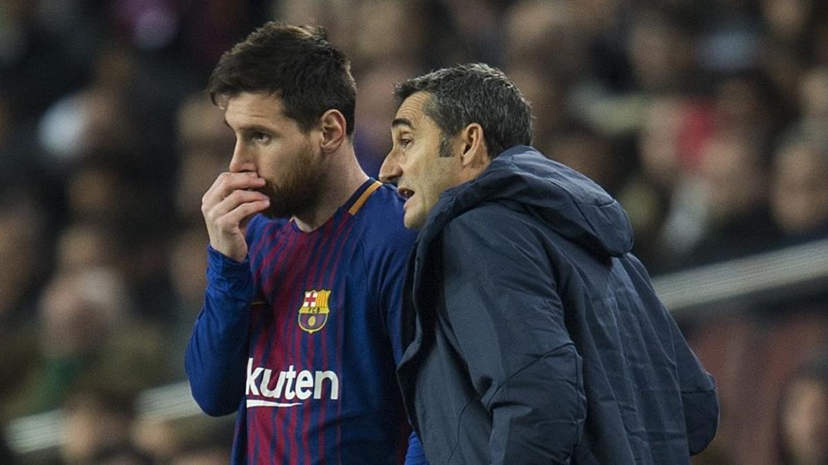 Ernesto Valverde y Leo Messi conversan antes de que la estrella argentina salte al campo a falta de media hora.