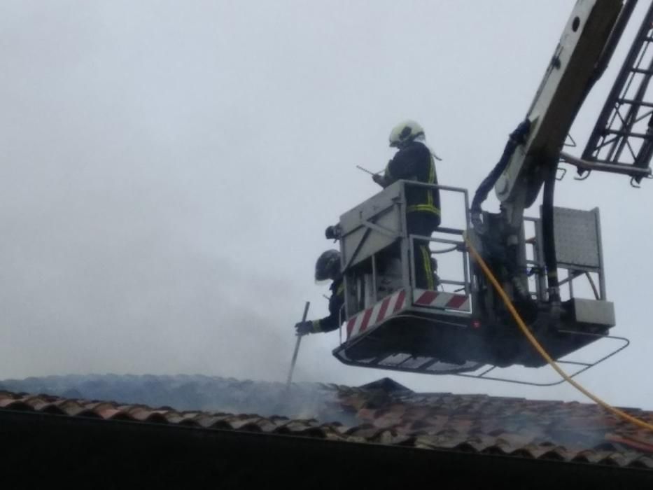 Incendio en el palacio de Cavanilles, del siglo XVI, en Lieres