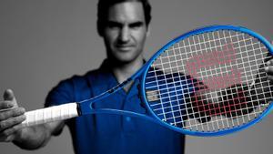 La raqueta Wilson, una de las raquetas más vendidas del mercado, en manos de Roger Federer
