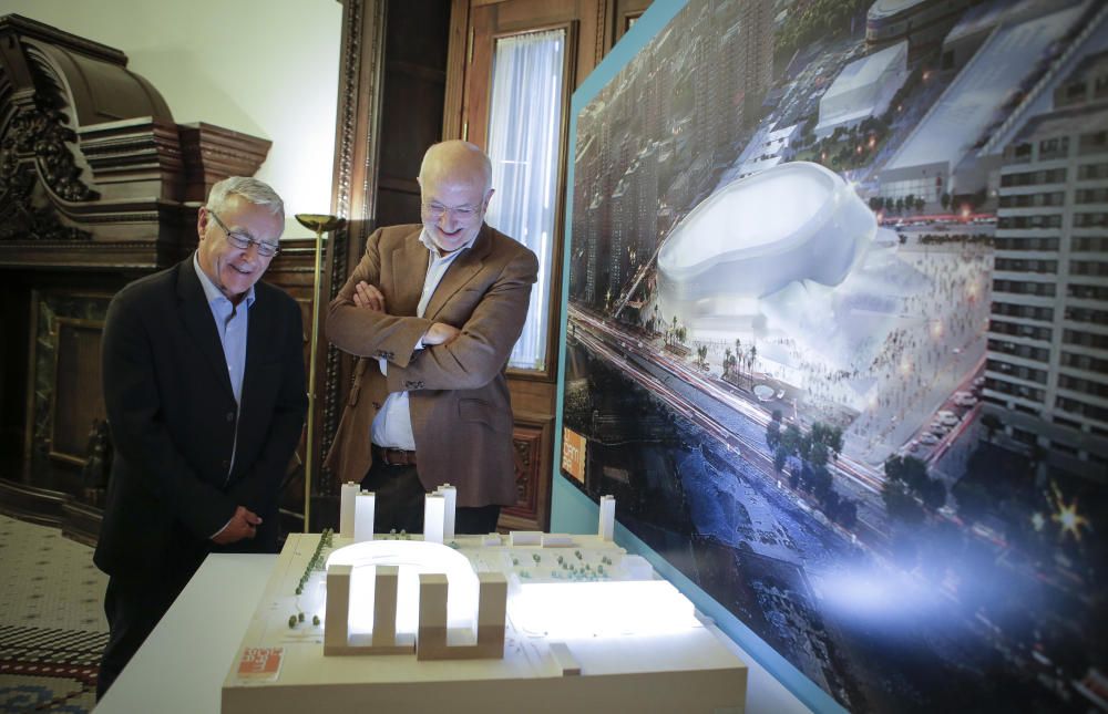 Joan Ribó y Juan Roig, con la maqueta del Arena