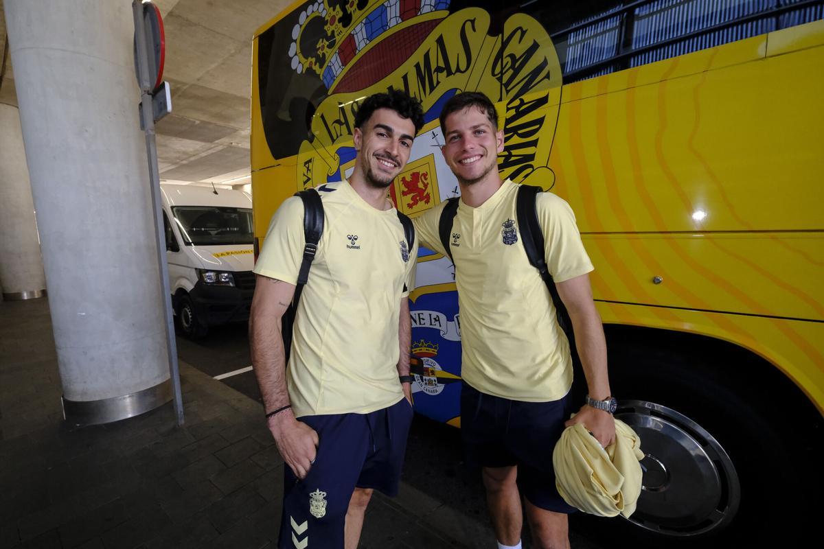 Aficionados reciben a la UD Las Palmas en el aeropuerto tras sellar el playoff
