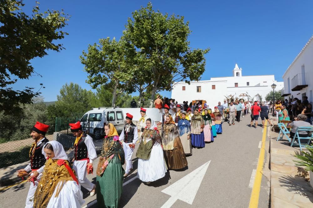 El calor de septiembre hace sudar la gota gorda a ''balladors'', público y a los participantes en la procesión