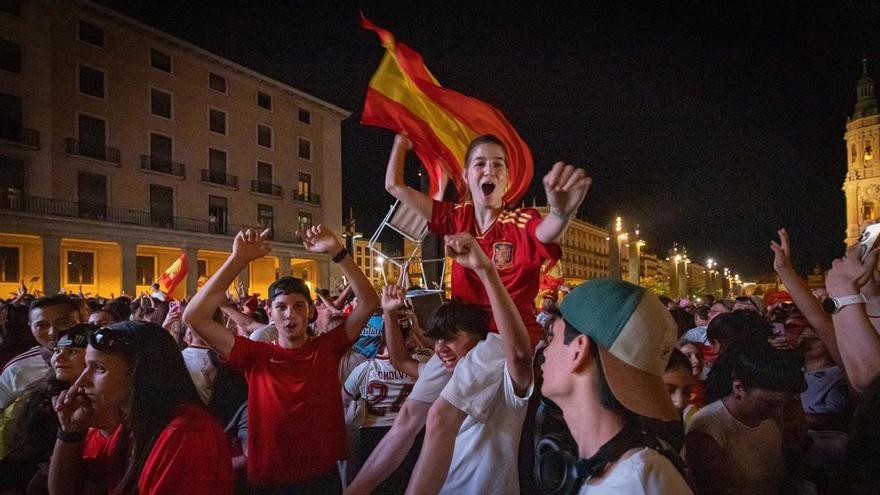 Vídeo | Miles de zaragozanos celebran la victoria de la Selección Española contra Bélgica en la plaza del Pilar