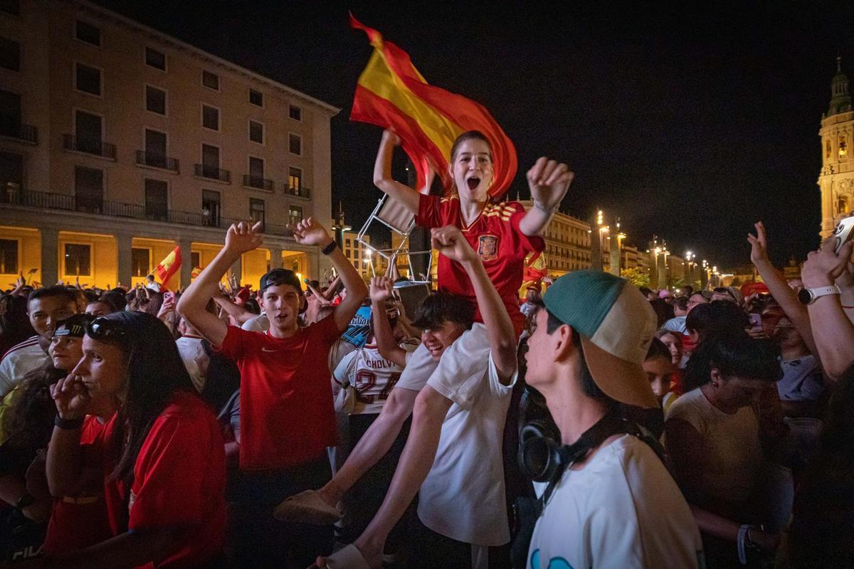En imágenes | La plaza del Pilar de Zaragoza ya vibra con el España-Bélgica En imágenes | La plaza del Pilar de Zaragoza ya vibra con el España-Bélgica