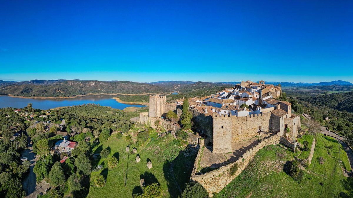 Ni Córdoba, ni Huelva: la ciudad del sur de España donde todavía no ha llegado el turismo tiene playas de infarto, senderos espectaculares y un Conjunto Histórico dentro de un castillo