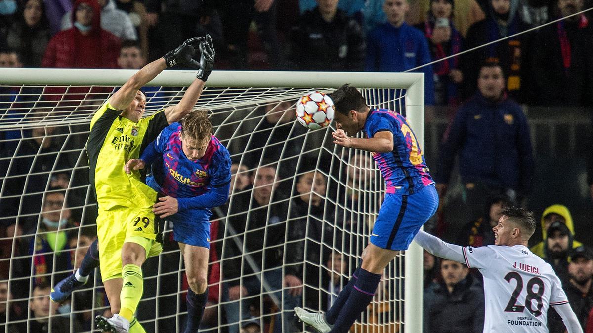 Frenkie de Jong hace falta sobre Vlachodimos y Eric cabecea en un córner.