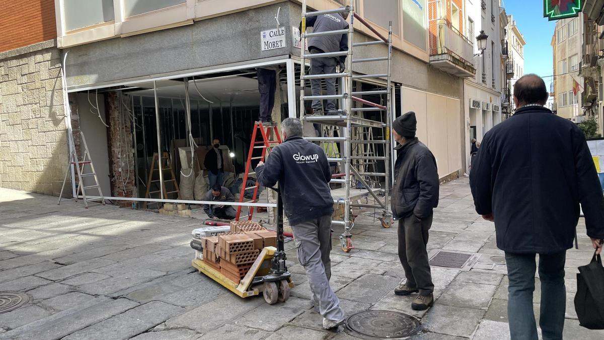 Avance de la obra de la cadena Ale-Hop para abrir una tienda en Pintores, este martes.