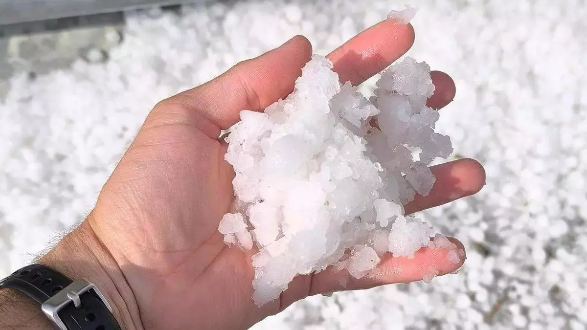 Una fuerte tormenta llena de granizo varios campos de Teruel