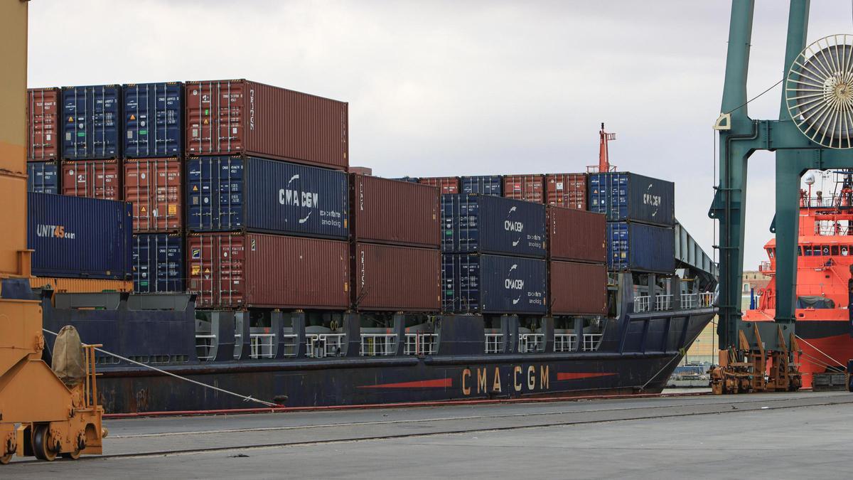 Contenedores con productos que salen de la Región en el puerto de Cartagena