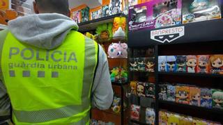 Confiscados centenares de peluches y figuras manga falsificados en Barcelona