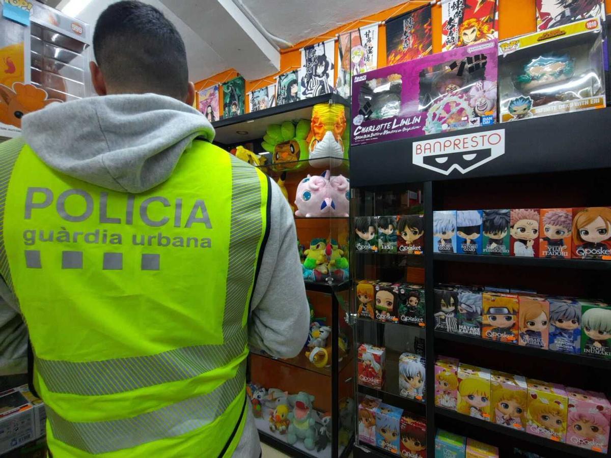 Confiscats centenars de peluixos i figures manga falsificades a Barcelona