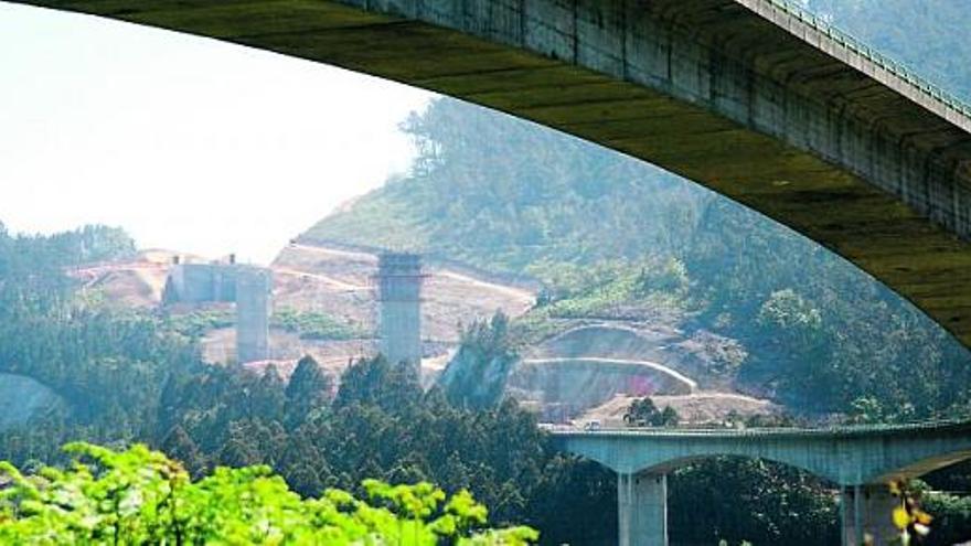 En primer término, el actual viaducto de la Concha de Artedo. Al fondo se aprecia el avance del nuevo puente con dos pilastras construidas.