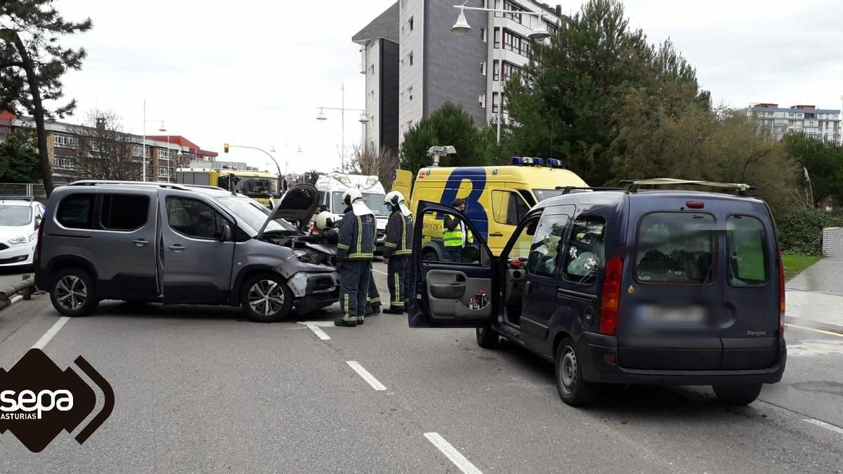 Bomberos en el lugar del accidente