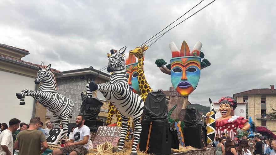 Éxito de público en el primer desfile previo del Descenso Folklórico del Nalón, con miles de espectadores: "Es una forma de dar valor al gran trabajo de las peñas"