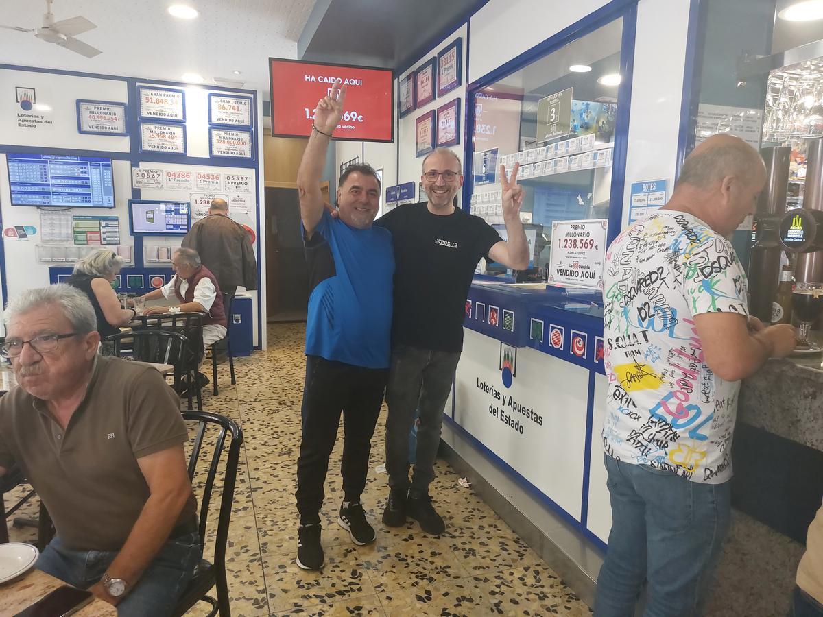 José Verde y Manuel Cordeiro festejan el premio de la quiniela.