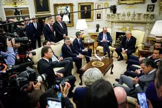 Trump está obsesionado con unos zapatos Oxford de cuero negro y los regala a todos sus asesores: "Todos tienen miedo de no usarlos"