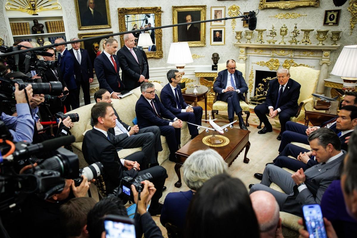 Trump y su equipo reciben al canciller Friedrich Merz, en el Despacho Oval.