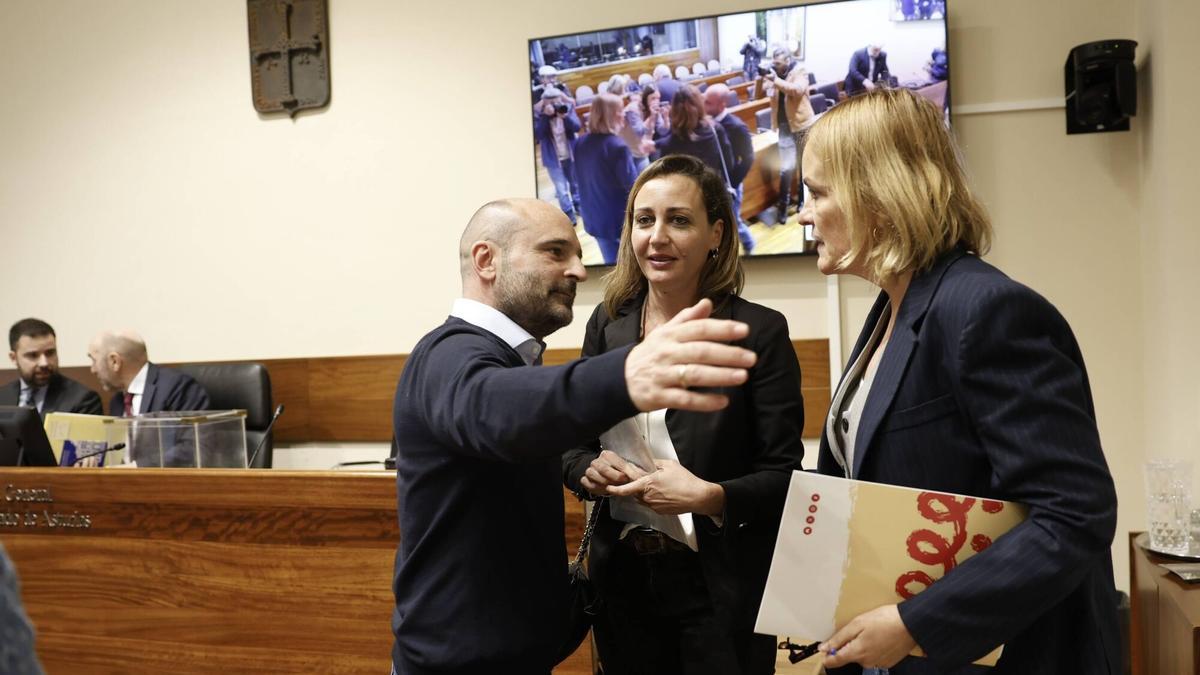René Suárez saluda a Delia Campomanes y Covadonga Tomé.