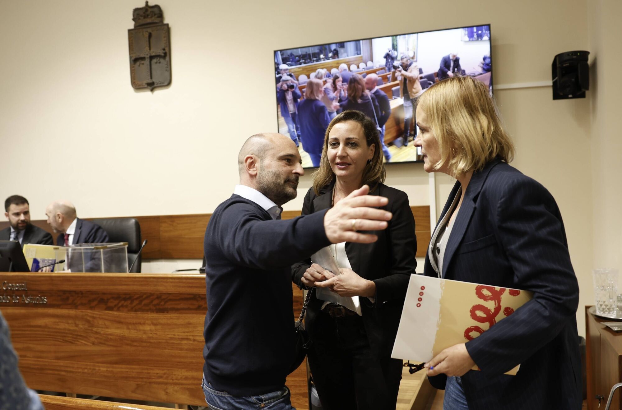 René Suárez saluda a Delia Campomanes y Covadonga Tomé.